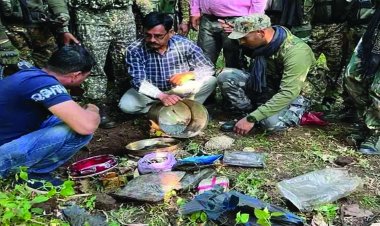 सर्चिंग के दौरान मिली कामयाबी, जमीन के अंदर छिपाकर रखे गए विस्फोटक सामग्री सहित नक्सली साहित्य बरामद