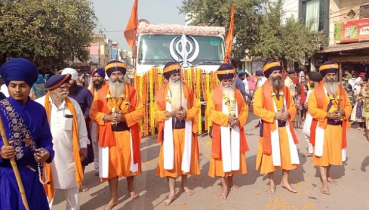 नगर-कीर्तन का पंज प्यारों ने की अगुवाई, प्रकाश पर्व पर निकली नगर-कीर्तन के स्वागत में उमड़े लोग