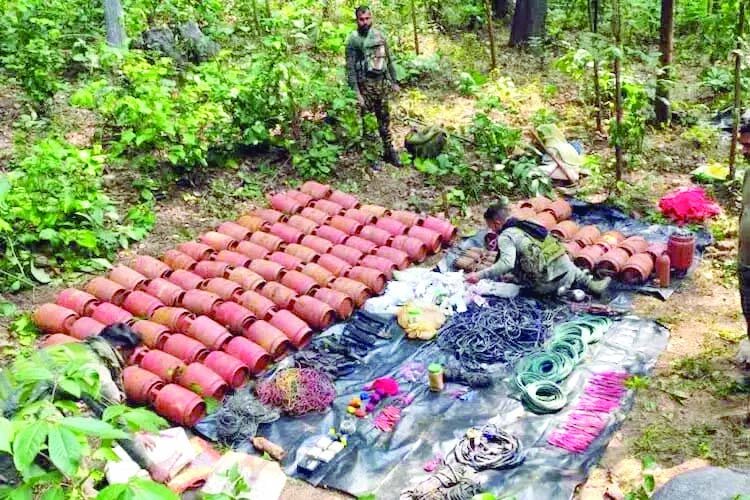 नक्सलियों के ठिकानों से भारी मात्रा में सिलेंडर बम और हथियार बरामद