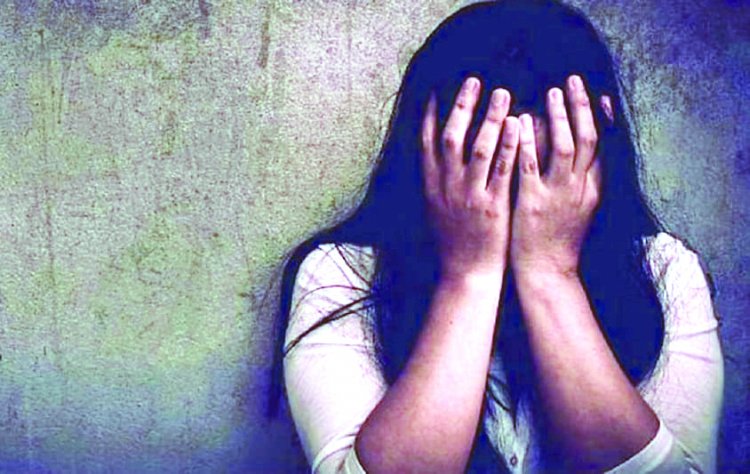 नातीन के गले में चाकू टिकाकर कलयुगी पिता ने किया बेटी से दुष्कर्म