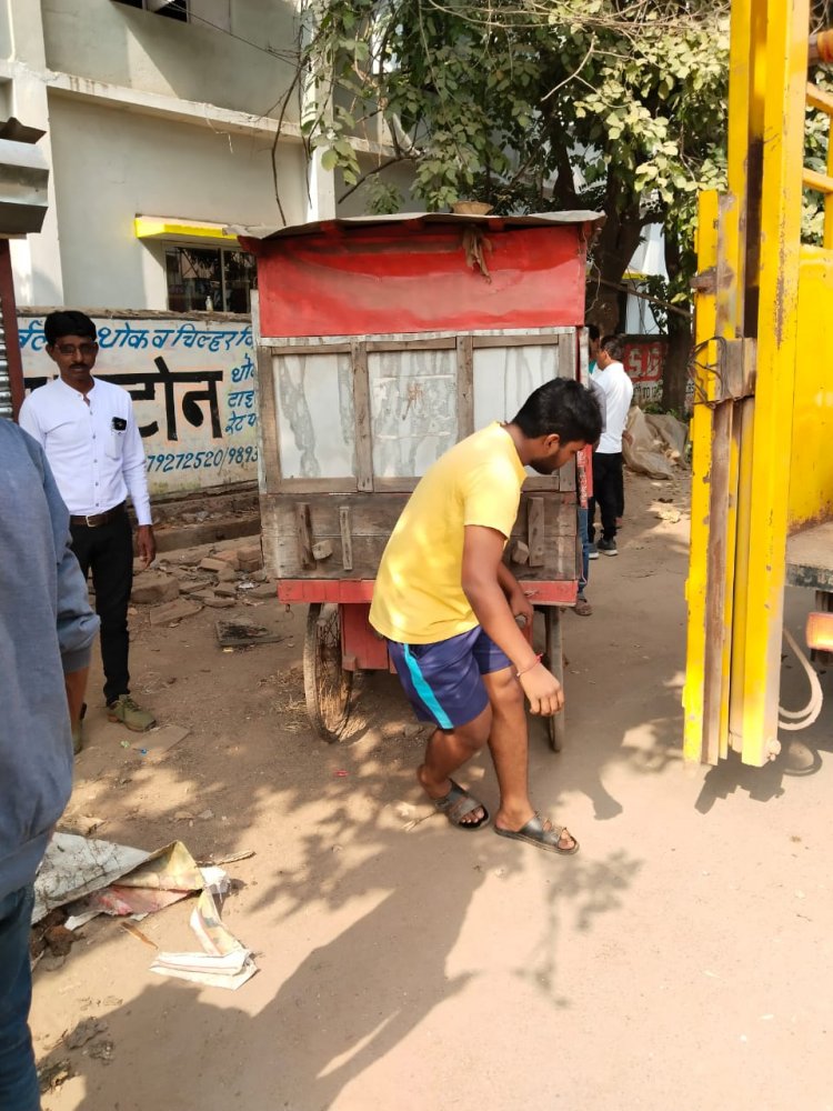 स्कूल के बाऊंड्री की आड़ में मछली और चिल्ली बेचने वालों को रिसाली निगम ने खदेड़ा