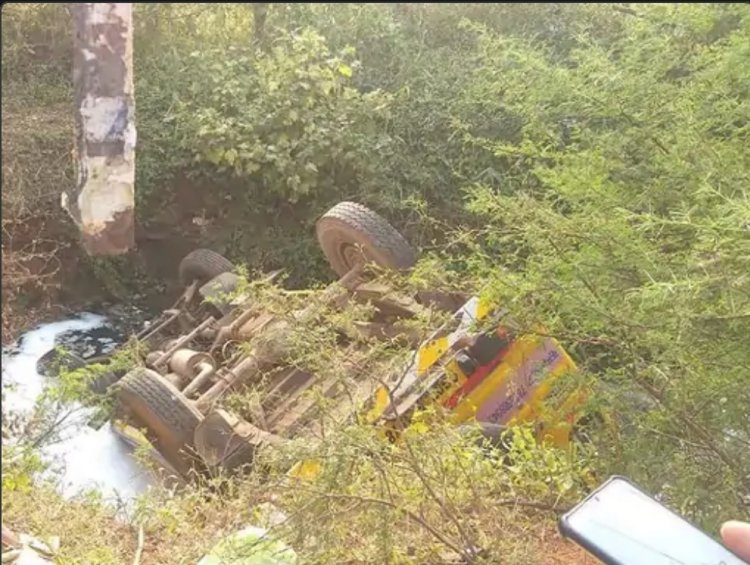 KPS स्कूल की बस पलटने से कंडक्टर की मौत, चालक अस्पताल में भर्ती