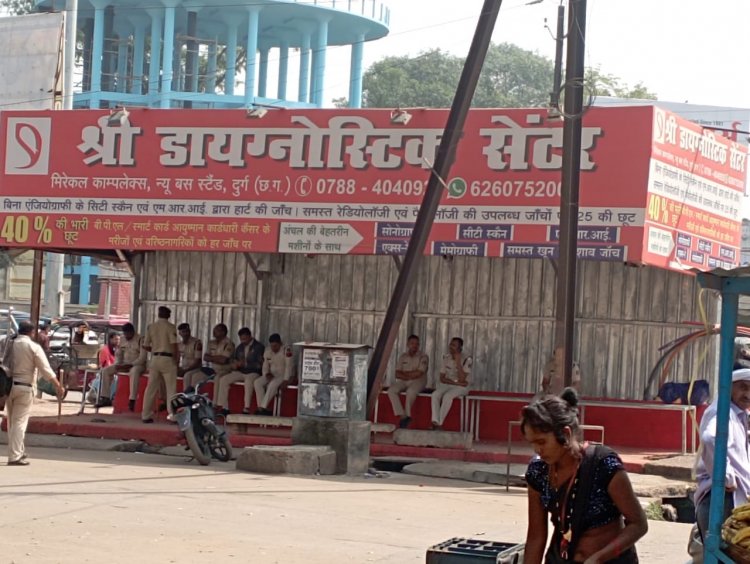 दुर्ग में सीटी बस बंद करने प्राइवेट बस संचालक उतरे सड़क पर, बड़ी संख्या में पुलिस बल तैनात