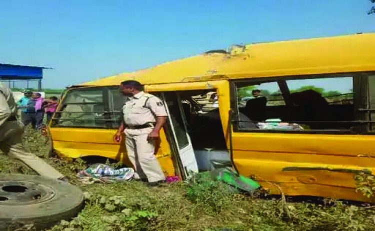 स्कूली बस पलटने से टीचर्स और बच्चे समेत 10 लोग घायल, 7 लोगों की हालत गंभीर