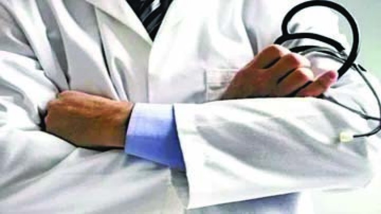 मरीज से पैसे लेने वाले सरकारी डॉक्टर और वार्ड बॉय सस्पेंड