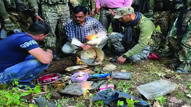 सर्चिंग के दौरान मिली कामयाबी, जमीन के अंदर छिपाकर रखे गए विस्फोटक सामग्री सहित नक्सली साहित्य बरामद