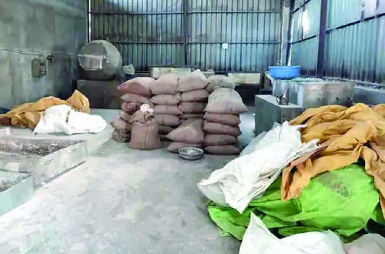 सितार गुटखा बनाने की अवैध फैक्ट्री का भंडाफोड़, छापेमारी में 82 लाख का माल जब्त, मैनेजर हिरासत में