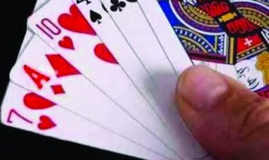 जुआ खेलते पकड़ाया पंचायत सचिव, निलंबित