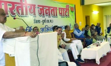 बैठक में कार्यकर्ताओं को किया गया चार्ज