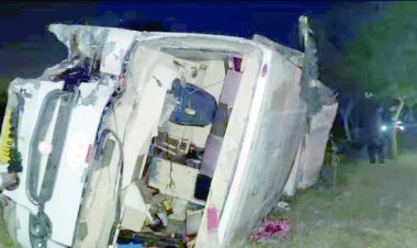 एक्सप्रेसवे से नीचे गिरी स्लीपर बस, छह लोगों की मौत, 22 घायल