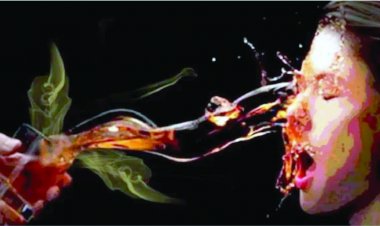 युवक ने छात्रा पर फेंका तेजाब