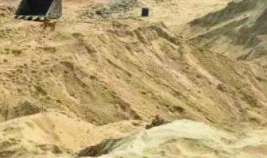 रेत खदान में खनिज अधिकारी का छापा, हाइवा और चैन माउंटेन जब्त