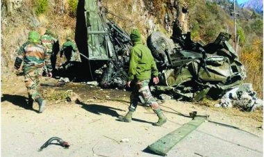 सेना का ट्रक खाई में गिरा, 16 जवान शहीद