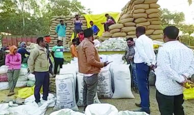 कोचिये और व्यापारी पर जिला प्रशासन की कार्रवाई,500 बोरी धान जब्त