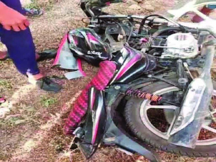 सड़क हादसे में एक छात्र की मौत, दो गंभीर