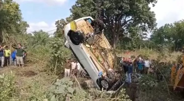 सड़क हादसे में नायाब तहसीलदार सहित चार लोगों की मौत