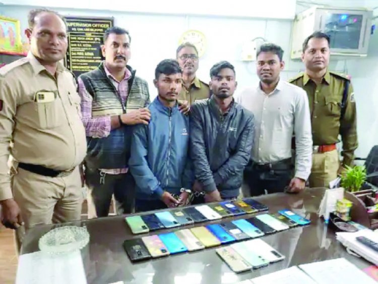 मोबाइल चोरी कर बैंक अकाउंट से उड़ाए 4 लाख रुपए, 2 आरोपियों से 22 मोबाइल जब्त