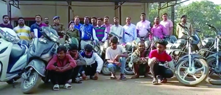 बाइक चोर गिरोह का पर्दाफाश, ऑटो डिलर सहित 6 गिरफ्तार, 18 बाइक जब्त