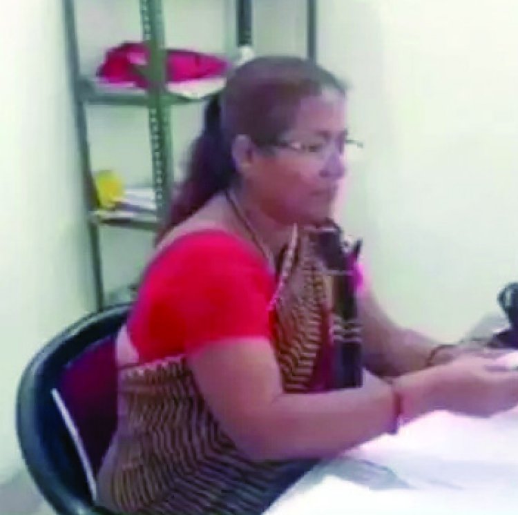 रिश्वत लेने वाली महिला क्लर्क सस्पेंड
