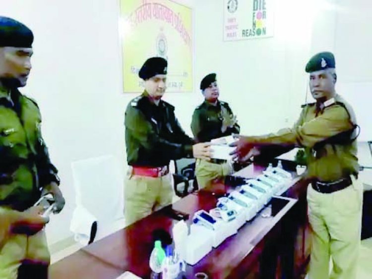 अब दुर्ग में भी ट्रैफिक पुलिस ई-डिवाइस मशीन से काटेगी चालान, पहले दिन रिसाली निवासी बनर्जी का काटा चालान
