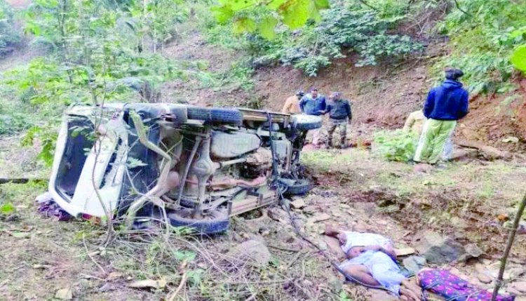 घाटी में 50 फीट की ऊंचाई से गिरी कार, 3 महिला और 1 पुरुष की मौत