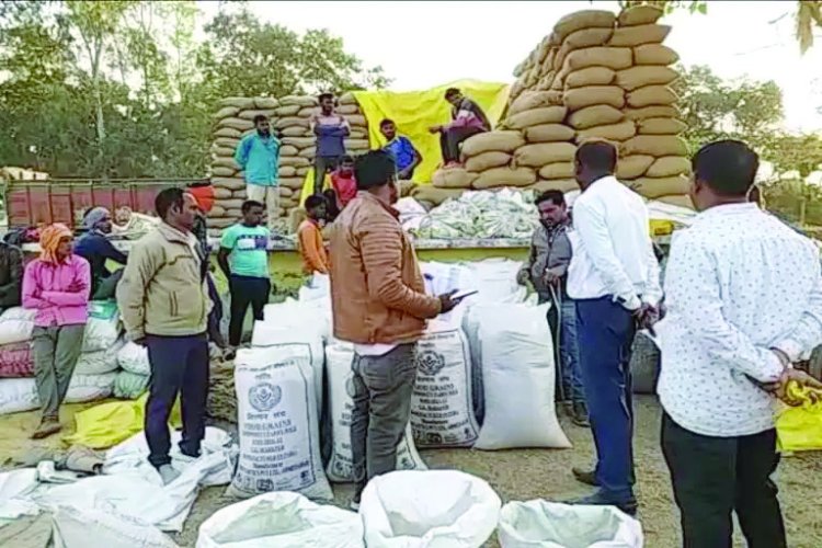 कोचिये और व्यापारी पर जिला प्रशासन की कार्रवाई,500 बोरी धान जब्त