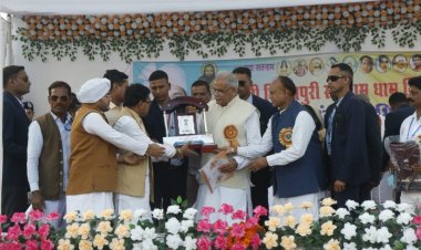 गिरहोला में पंथी गीत गायकों की प्रशंसा की मुख्यमंत्री ने, कहा बाबा गुरु घासीदास जी ने अपना संदेश दिया छत्तीसगढ़ी में
