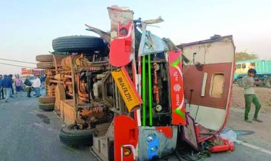 बस और ट्रक में टक्कर से 10 साईं भक्तों की मौत