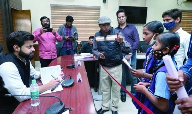 सरपंच ने गांव के हरे भरे पेड़ों को काटकर अपने खेत की बना ली फेंसिंग