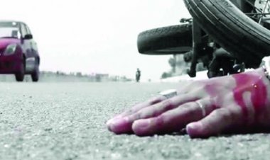 बाइक और ट्रक की टक्कर में तीन युवकों की मौत