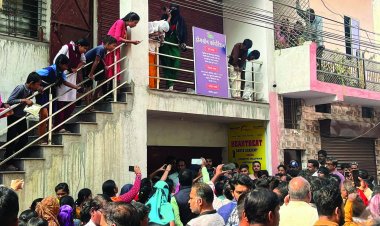 दुर्ग में माला गुथने के नाम पर करोड़ों रुपए लेकर भागा ठग,  पीड़ितों ने की आफिस में तोड़फोड़,   बड़ी संख्या में पुलिस बल तैनात