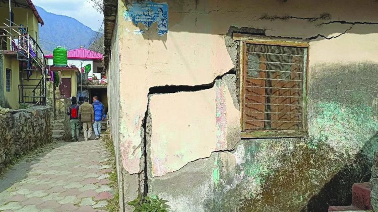 क्यों जोशीमठ में पड़ रहीं दरारें? अब तक क्या सो रही थी सारकार