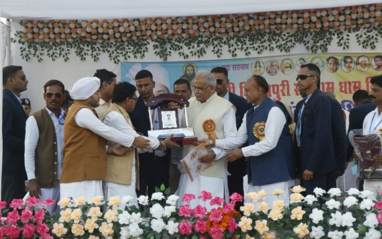 गिरहोला में पंथी गीत गायकों की प्रशंसा की मुख्यमंत्री ने, कहा बाबा गुरु घासीदास जी ने अपना संदेश दिया छत्तीसगढ़ी में