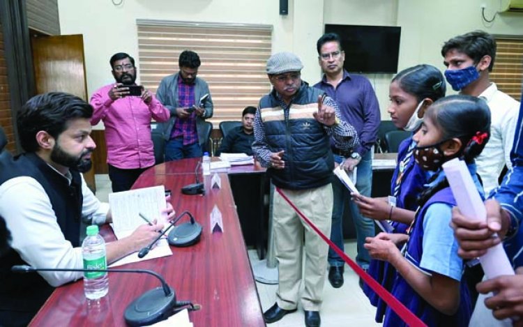 सरपंच ने गांव के हरे भरे पेड़ों को काटकर अपने खेत की बना ली फेंसिंग