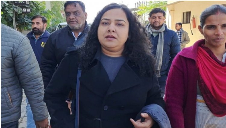 दो करोड़ की रिश्वत मांगने वाली एडिशनल एसपी को एसीबी की टीम ने लिया हिरासत में