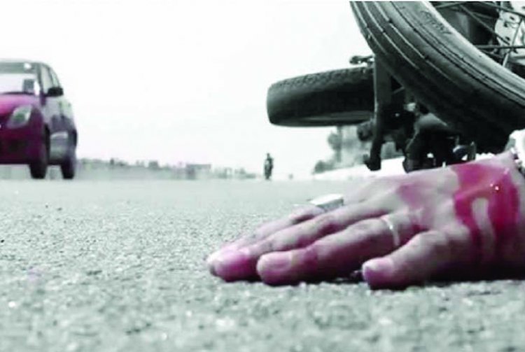 बाइक और ट्रक की टक्कर में तीन युवकों की मौत