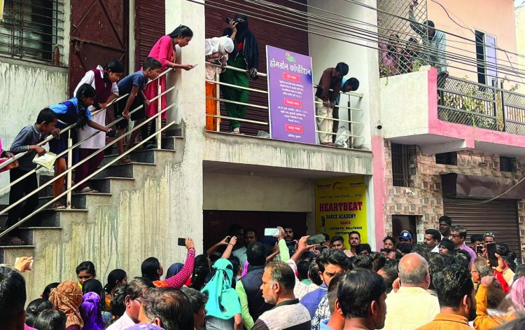दुर्ग में माला गुथने के नाम पर करोड़ों रुपए लेकर भागा ठग, पीड़ितों ने की आफिस में तोड़फोड़, बड़ी संख्या में पुलिस बल तैनात