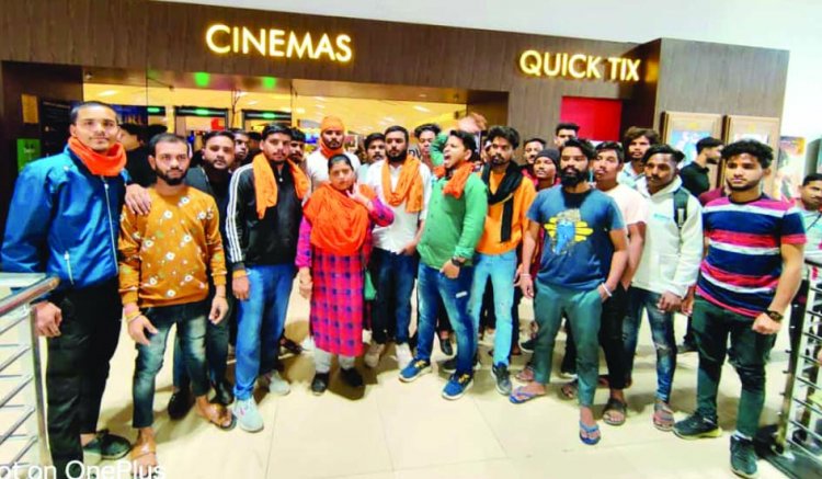 छत्तीसगढ़ में भी पठान का विरोध, दुर्ग में मूवी के पोस्टर फाड़ लगाई आग