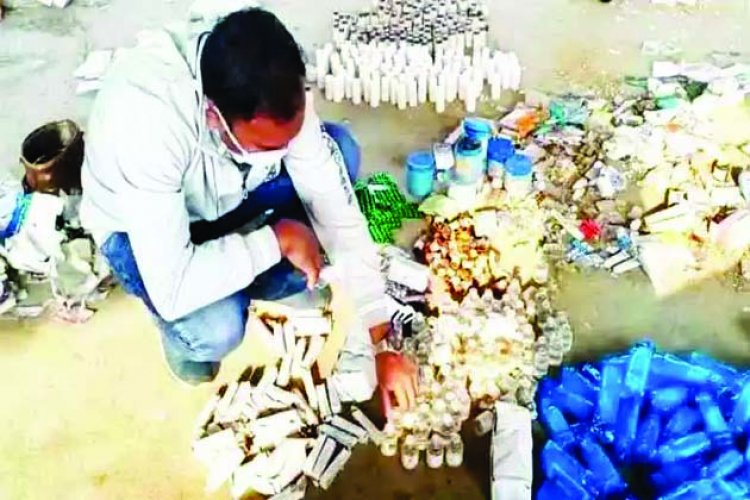 जिला अस्पताल ने एक्सपायरी बताकर जमीन में गाड़ दिया जीवन रक्षक दवाएं, स्वास्थ्य विभाग की टीम ने खोदकर निकाला