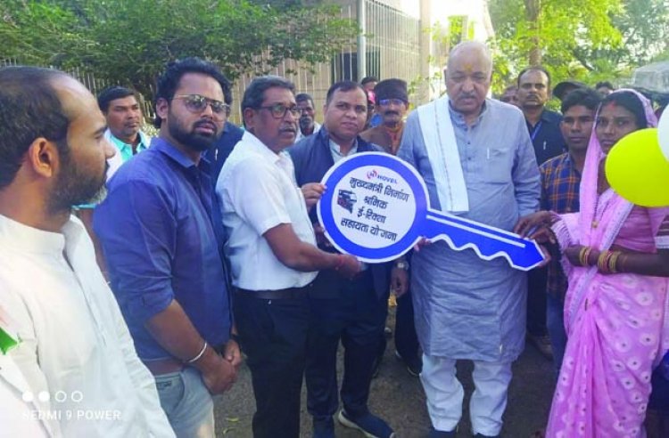 शासन की योजना से  स्वावलंबी बन रही है महिलाएं, सड़कों पर दौड़ रही है ई रिक्शा