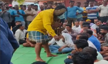 सामाजिक बैठक में पति को पहनाया जूतों का माला, जांच में पत्नी की शिकायत निकली झूठी, 6 लोग पर अपराध दर्ज