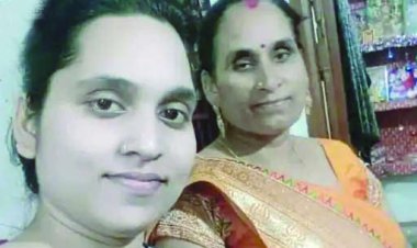 अधिकारियों के सामने जिंदा जली मां-बेटी,जेसीबी ड्राइवर अरेस्ट, एसडीएम और लेखपाल सस्पेंड