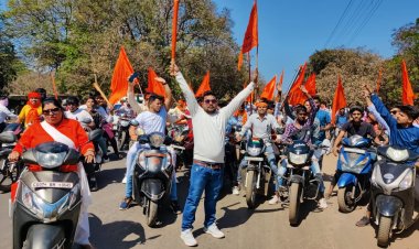 बजरंग दल ने प्रेमी जोड़ों को कराया उठक बैठक, दी समझाइश, देखें वीडियो