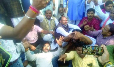 भाजपा ने एक घंटे तक किया वोरा निवास का घेराव