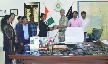 नारायणपुर पुलिस ने लोगों को लौटाए 5 लाख रु. मूल्य के 50 मोबाइल