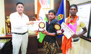 नहर में गिरे कार से अंदर फंसे लोगों को जान जोखिम में डालकर बाहर निकालने वाले मजदूरों का एसपी ने किया सम्मान