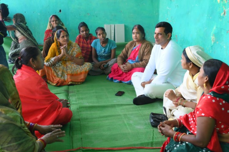भेंट मुलाकात करने पहुंचे विधायक श्री यादव ने बड़े बुजुर्गों का लिया आशीर्वाद, फिर चाय पर की चर्चा