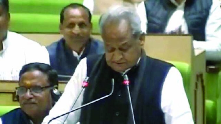 विधानसभा में राजस्थान के सीएम पढ़ने लगे पुराना बजट, विपक्ष ने किया जमकर हंगामा