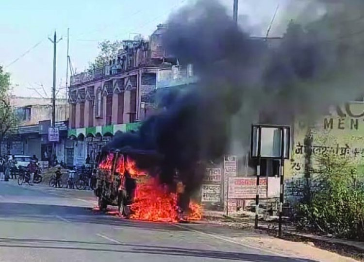 धू-धूकर जलने लगी स्कूली बस, बच्चों ने कूदकर बचाई जान