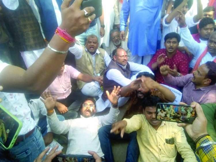 भाजपा ने एक घंटे तक किया वोरा निवास का घेराव